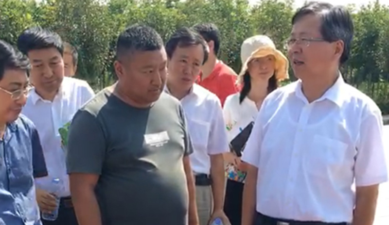 農(nóng)業(yè)部及負責領導一起參觀了愛麗潔農(nóng)村廁所改造產(chǎn)品，并得到了認可